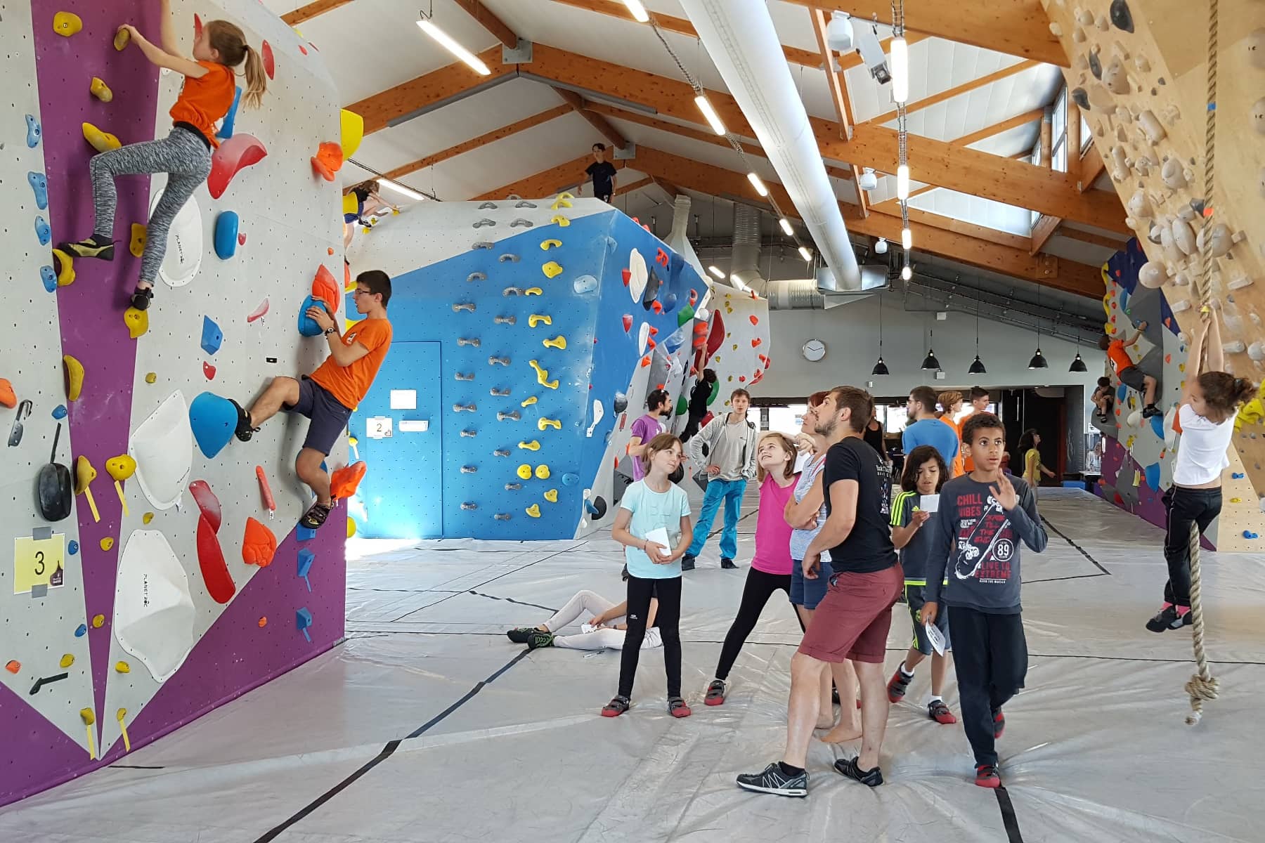 Stage enfants d'escalade de bloc à Block'Out Nantes août 2019